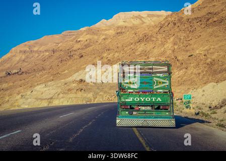 Karak, Giordania - 10 dicembre 2018: Toyota Truck su una strada numero 65 nel Governatorato di Karak Foto Stock