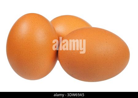 Tre uova marroni a pezzi isolate su sfondo bianco Foto Stock
