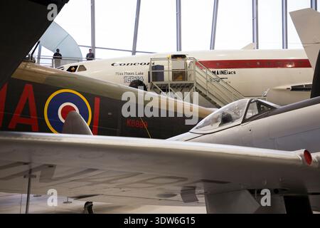 Mostre di aeromobili (posteriori; numero aereo del Concorde G-AXDN. Distanza media; Avro Lancaster Mk X, contrassegni NA-i e numero di serie KB889. Primo piano; Supermarine Spitfire F.24 VN485) nell'ala della Airspace Aircraft Hall dell'Imperial War Museum, Duxford (IWM). Cambridgeshire. REGNO UNITO (140). Foto Stock