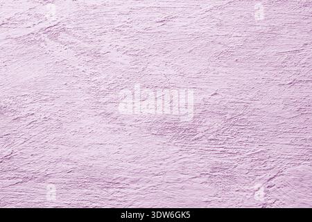 Parete in gesso lilla viola con struttura in cemento ruvido e pennellate visibili. Sfondo grunge astratto con ripetizione di superficie dettagliata e copia Foto Stock