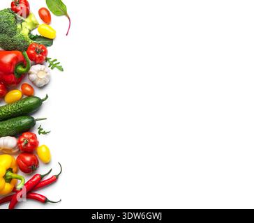 Verdure appena raccolte, tra cui peperoni, cetrioli e pomodori su sfondo bianco Foto Stock