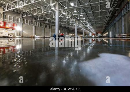 Cottbus, Germania. 25 febbraio 2026. L'acqua piovana si trova sul terreno presso il cantiere del nuovo stabilimento di Cottbus. I lavori di costruzione della seconda sala del nuovo impianto ferroviario sono in corso dall'inizio del 2024. Crediti: Frank Hammerschmidt/dpa/Alamy Live News Foto Stock