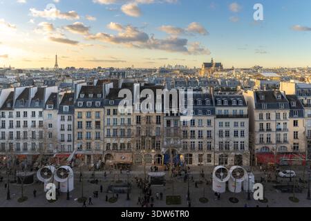 Parigi, Francia - 3 gennaio 2026: Splendida vista sui tetti di Parigi dalla terrazza del Centre Pompidou. Foto Stock
