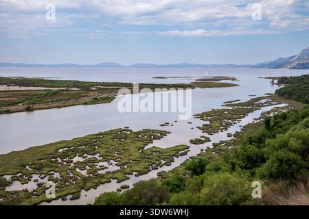 Uno splendido paesaggio naturale che cattura le zone umide e i corsi d'acqua del Parco Nazionale di Butrint, un sito patrimonio dell'umanità dell'UNESCO nel sud dell'Albania. L'imag Foto Stock