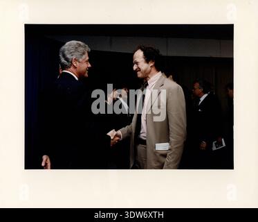 Harold Varmus saluta il presidente Bill Clinton al funerale del rappresentante William Natcher il 6 aprile 1994. La fotografia cattura un momento formale tra il direttore del NIH e il presidente durante il servizio commemorativo. Per gentile concessione della Casa Bianca. Foto Stock