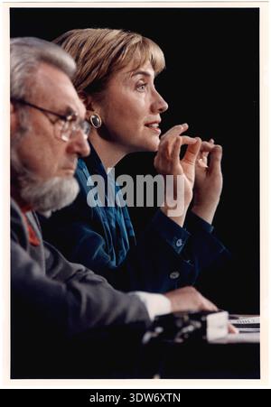 C. Everett Koop e la First Lady Hillary Rodham Clinton parlano in un forum pubblico che promuove l'assicurazione sanitaria universale e la Health Security Act del Presidente Clinton il 22 novembre 1993. La fotografia cattura Koop e la First Lady durante una discussione sulla riforma sanitaria nazionale. Per gentile concessione della Casa Bianca. Foto Stock