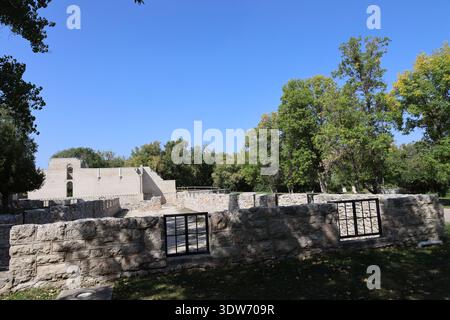 mattoni, pareti calcaree di un edificio religioso storico, cielo blu profondo, sole estivo (grandangolo, panorama, paesaggio, rovine) Foto Stock