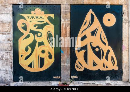 Porto, Portogallo - 26 agosto 2024: Colorati graffiti di strada creati dagli artisti Huzul e Luzah su una parete esterna che mostra uno stile urbano audace ed ex Foto Stock