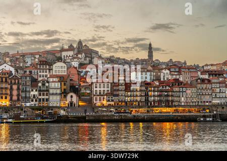 Una vista panoramica dell'antica città di Porto dal fiume, evidenziando le sue stradine strette e l'architettura classica, il Portogallo Foto Stock