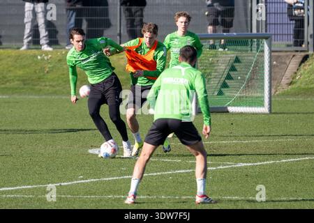 Duello tra Florian Neuhaus (Borussia Borussia Monchengladbach, #10) e Niklas Swider (Borussia Borussia Monchengladbach, #39). In precedenza Franck Honorat (Borussia Borussia Monchengladbach, #09). Formazione pubblica Borussia Borussia Monchengladbach al Foto Stock