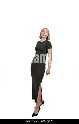 L'intera lunghezza di una donna elegante con abito nero in piedi immobile Foto Stock
