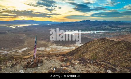 Bandiera aerea americana sulla montagna che si affaccia sul lago Las Vegas all'alba Foto Stock