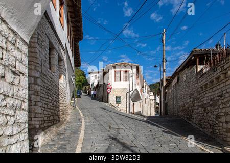 Strada stretta e ripida del distretto di Kalaja a Berat, Albania Foto Stock