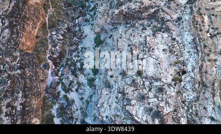 Ingresso per il lavaggio a secco e la grotta Aerial Rugged Canyon Walls nel deserto del Nevada Foto Stock