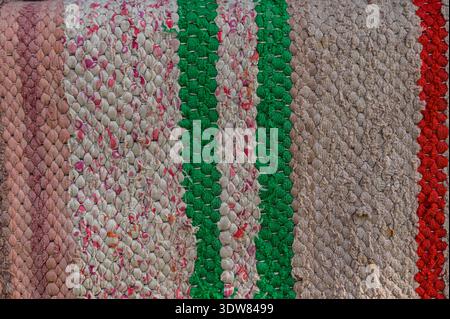 Tradizionale tappeto rustico con motivo a righe. Sfondo di tappeto multicolore homespun. Tradizionale tappeto rustico molto lungo. Foto Stock