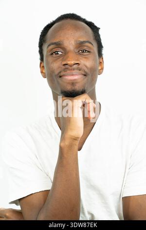 Ritratto di un giovane uomo nero felice in studio Foto Stock