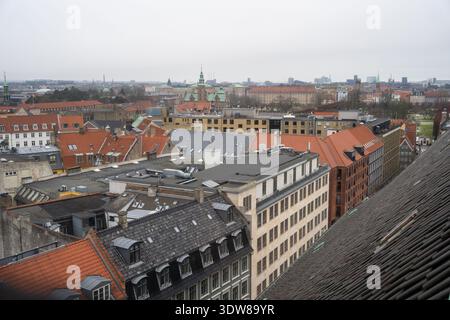 Vista panoramica dei tetti di tegole rosse di Copenaghen e del centro storico della città Foto Stock