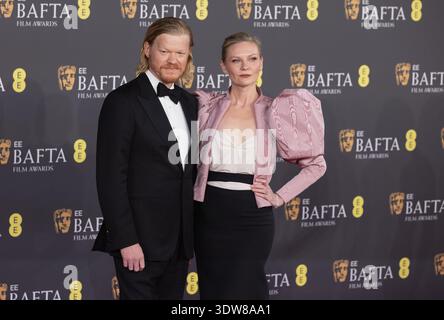 Londra, Regno Unito. 22 febbraio 2026. Jesse Plemons e Kirsten Dunst partecipano agli EE BAFTA Film Awards 2026 Red Carpet Arrivals alla Royal Festival Hall di Londra, Inghilterra, Regno Unito. Credito: S.A.M./Alamy Live News Foto Stock