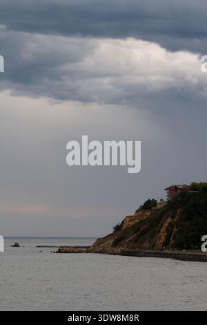 Cieli bui tempestosi sulla costa di Getxo con scogliere rocciose Foto Stock