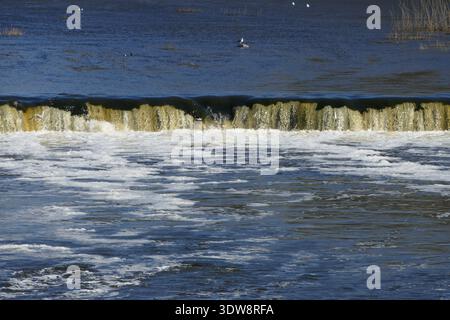 L'acqua scorre sul Ventas Rumba Rapid sul fiume Venta, Lettonia Foto Stock