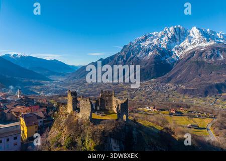 Vista delle rovine del vecchio castello di Cimbergo. Cimbergo, Vallecamonica, provincia di Brescia, Lombardia, Italia. Foto Stock