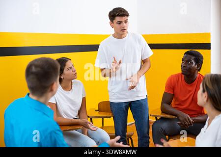 Giovane che allena le abilità orali nel club parlante Foto Stock