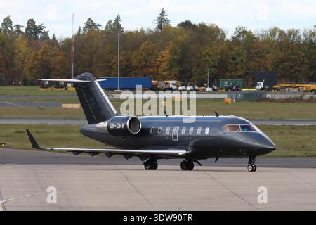 SX-DHA, Bombardier CL-600-2B16 Challenger 605, partenza dall'aeroporto di Londra Stansted, Essex, Regno Unito il 25 ottobre 2025 Foto Stock