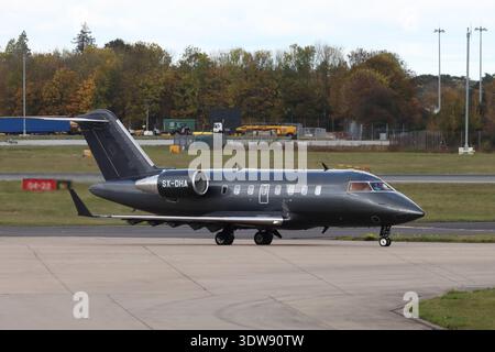 SX-DHA, Bombardier CL-600-2B16 Challenger 605, partenza dall'aeroporto di Londra Stansted, Essex, Regno Unito il 25 ottobre 2025 Foto Stock