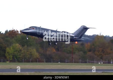 SX-DHA, Bombardier CL-600-2B16 Challenger 605, partenza dall'aeroporto di Londra Stansted, Essex, Regno Unito il 25 ottobre 2025 Foto Stock