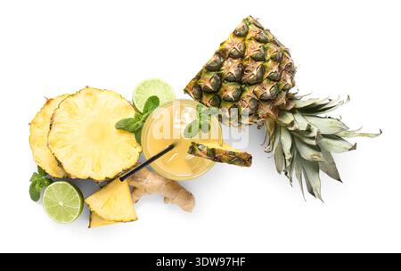 Bicchiere di succo fresco con fette di ananas, lime, zenzero e foglie di menta su sfondo bianco Foto Stock