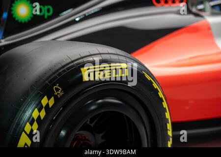 Primo piano del pneumatico Pirelli da corsa su una vettura di Formula 1. Toronto, Canada - 18 febbraio 2026. Foto Stock