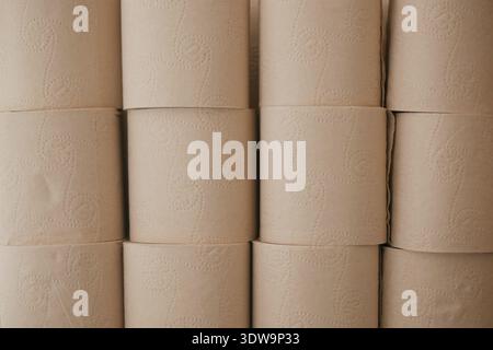 Diversi rotoli di carta igienica sono disposti in modo ordinato su un ripiano per un facile accesso Foto Stock