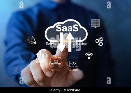 Uomo d'affari che tocca l'interfaccia cloud SaaS con frecce di caricamento e download. Concetto di cloud computing, sincronizzazione dei dati, hosting sicuro, scalabile Foto Stock