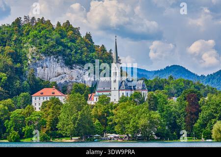 Vista della chiesa parrocchiale di San Martino nella città di Bled, l'attuale chiesa neogotica fu costruita nel 1905, il lago di Bled, Slovenia, Europa centrale Foto Stock