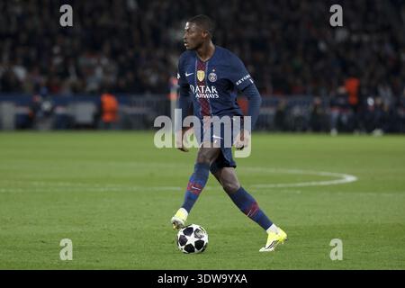 Nuno Mendes del PSG durante i play-off di UEFA Champions League contro Paris Saint-Germain (PSG) e AS Monaco (ASM) il 25 febbraio 2026 allo stadio Parc des Princes di Parigi, in Francia Foto Stock