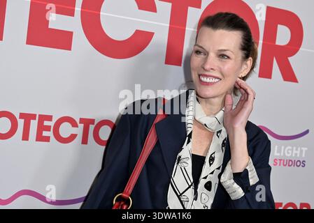 Los Angeles, Stati Uniti. 25 febbraio 2026. Milla Jovovich arriva alla proiezione speciale "Protector" di Los Angeles tenutasi all'AMC The Grove il 25 febbraio 2026 a Los Angeles, CA. © Lee Watt/AFF-USA.COM Credit: AFF/Alamy Live News Foto Stock