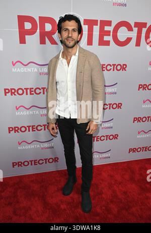 Los Angeles, Stati Uniti. 25 febbraio 2026. Gabriel Sloyer arriva alla proiezione speciale "Protector" di Los Angeles tenutasi all'AMC The Grove il 25 febbraio 2026 a Los Angeles, CA. © Lee Watt/AFF-USA.COM Credit: AFF/Alamy Live News Foto Stock