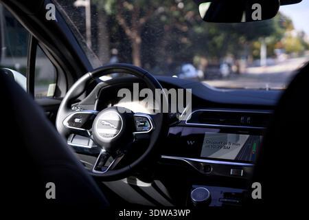 Interni Robotaxi dal sedile posteriore Beverly Hills 27 novembre 2025 Foto Stock