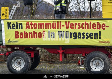 Protesta, striscione contro il deposito di rifiuti nucleari pianificato, ex centrale nucleare di Wuergassen, Beverungen, Hoexter, Renania settentrionale-Vestfalia, Germania Foto Stock