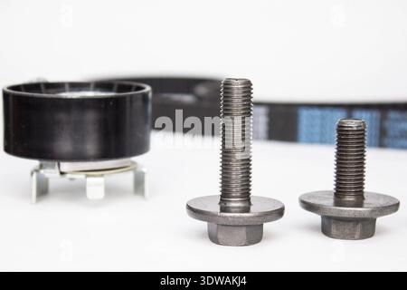 Kit di riparazione: Cinghia dell'ingranaggio e bulloni isolati su sfondo bianco Foto Stock