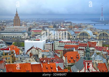 Lo skyline di riga con edifici moderni in lontananza e case storiche della città vecchia in una giornata di pioggia. Lettonia Foto Stock