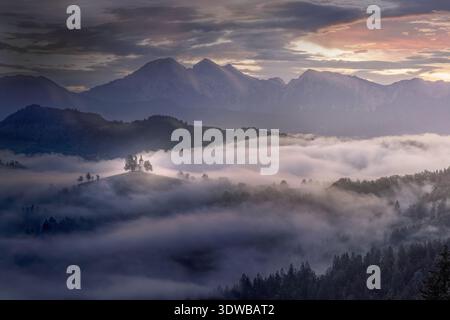 Vista aerea della nebbia che si snoda attraverso le valli e sulle colline, con montagne in lontananza, Zakopane, Polonia. Foto Stock