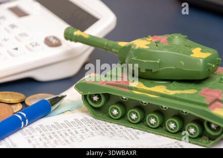 Primo piano di una cisterna giocattolo sulle banconote in euro e ricevuta con le monete. Foto Stock
