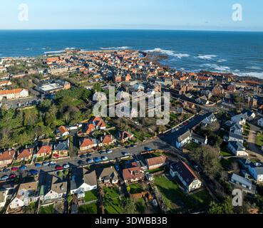 Vista aerea della città costiera con i suoi edifici dal tetto rosso che contrastano con il mare blu profondo e il verde degli alberi circostanti, Du Foto Stock