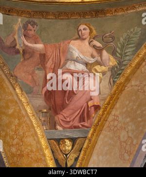 NOVARA, ITALIA - 15 GENNAIO 2026: L'affresco di Prudence (virtù cardinale) dalla cupola della chiesa Cattedrale di Santa Maria Assunta Foto Stock