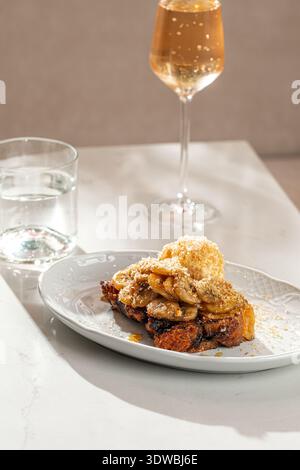 Dessert alla banana caramellato con gelato Foto Stock