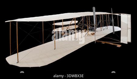 1903 Wright Flyer era un biplano canard costruito da Wilbur e Orville Wright e volato a Kitty Hawk, Carolina del Nord, il 17 dicembre 1903, realizzando i primi voli a propulsione sostenuta più pesante dell'aria. Utilizzava un motore Wright orizzontale a quattro cilindri da 12 cavalli che azionava due eliche spintori tramite trasmissione a catena e pignone e poggiava su pattini lineari. L'immagine d'archivio registra l'aeromobile come una prima pietra miliare nell'ingegneria aeronautica. Foto Stock