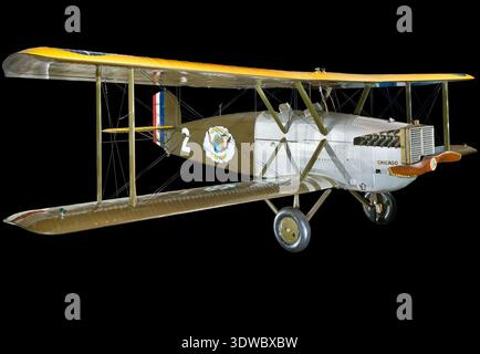 Douglas World Cruiser Chicago (1924) è stato uno dei quattro velivoli costruiti dalla Douglas Aircraft Company per la prima circumnavigazione aerea del globo da parte dello United States Army Air Service. Alimentato da un motore Liberty V-12 da 423 cavalli e dotato di ruota intercambiabile e carrello di atterraggio, completò il volo intorno al mondo nel 1924. L'immagine di archivio documenta l'aeromobile e i componenti associati dell'elica identificati con i test sul campo McCook e i contrassegni di servizio. Foto Stock