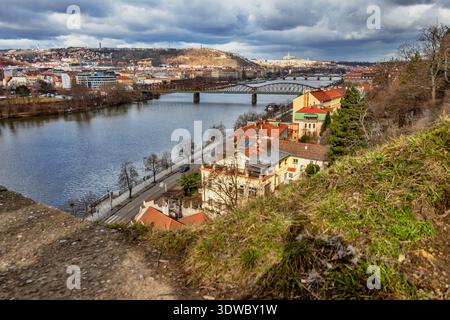 Vista panoramica aerea del fiume Moldava dalla collina Vysehrad. Ponte Vyton, quartiere di Praga e castello di Praga all'orizzonte. repubblica Ceca. Foto Stock