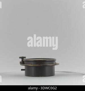Simple Altimeter è uno strumento di volo per aeromobili prodotto nel 1917 per misurare l'altitudine utilizzando la pressione atmosferica. Ha una faccia nera con figure bianche, un diametro di 117 mm, una lunghezza di 60 mm e una gamma di misurazione da 0 a 20.000 piedi. L'immagine d'archivio registra questo primo strumento di aviazione utilizzato nei pannelli di pilotaggio durante il periodo della prima guerra mondiale. Foto Stock